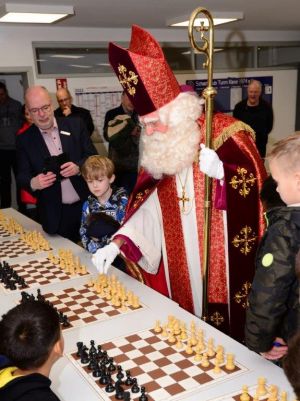 Der erste Zug gehört dem Nikolaus