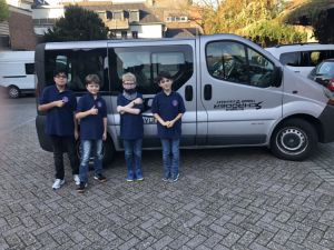 Vor dem Mannschaftsbus stehen v.l.n.r.: Adeel Hamidi, Alexander Schwarz, Cooper Deppner und Jonathan Theyßen