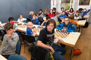 Blick in den Turniersaal, von vorne nach hinten die Tische der Gruppen E, C und A