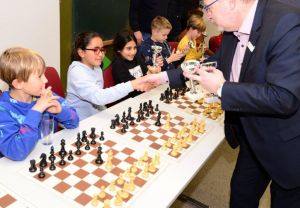 Ludger Braam, von der Sparkasse Rhein-Maas, überreicht die Pokale