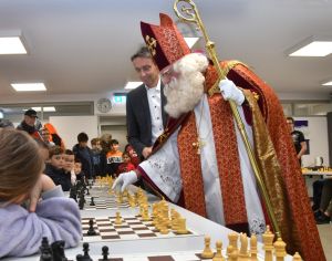 Der Nikolaus mit Sparkassenvorstand Wilfried Röth inmitten jugendlicher Schachspieler aus Kleve und Uedem beim Nikolaus-Schachturnier der Sparkasse Rhein-Maas